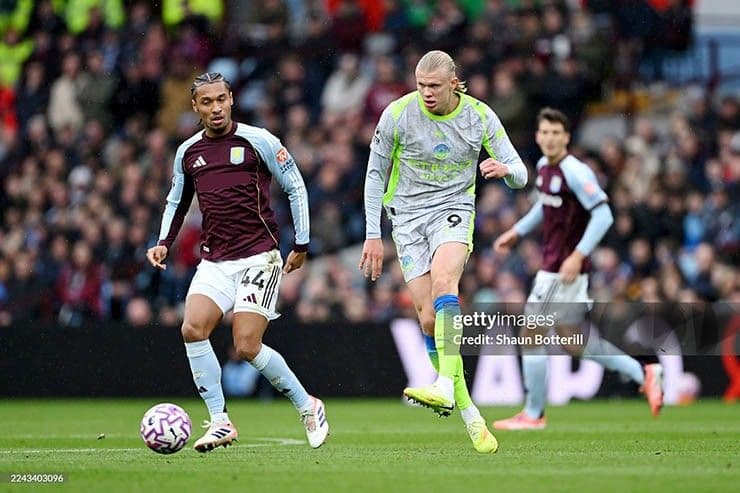 Erling Haaland của Man City đối đầu cầu thủ Aston Villa trong trận đấu