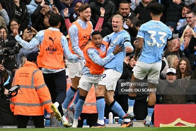 Erling Haaland của Manchester City ăn mừng bàn thắng cùng đồng đội trong trận derby Manchester