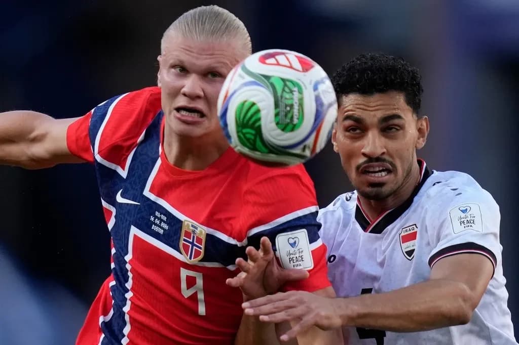 Erling Haaland của Na Uy tranh chấp bóng với cầu thủ Iraq trong trận đấu World Cup