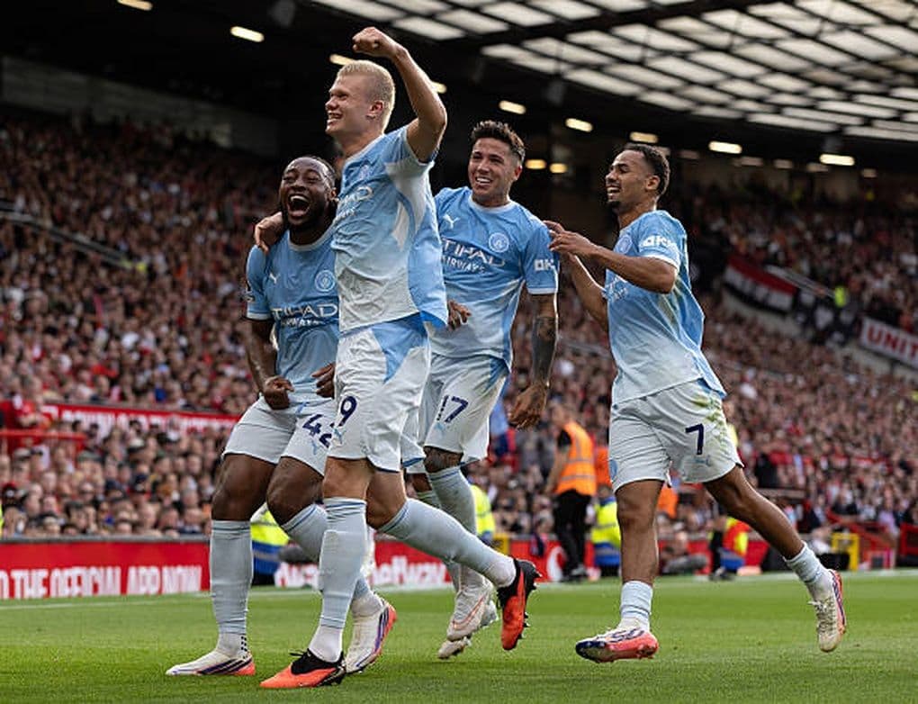 Erling Haaland ăn mừng bàn thắng gây tranh cãi cùng đồng đội, trong đó có Enzo Fernandez, tại Old Trafford.