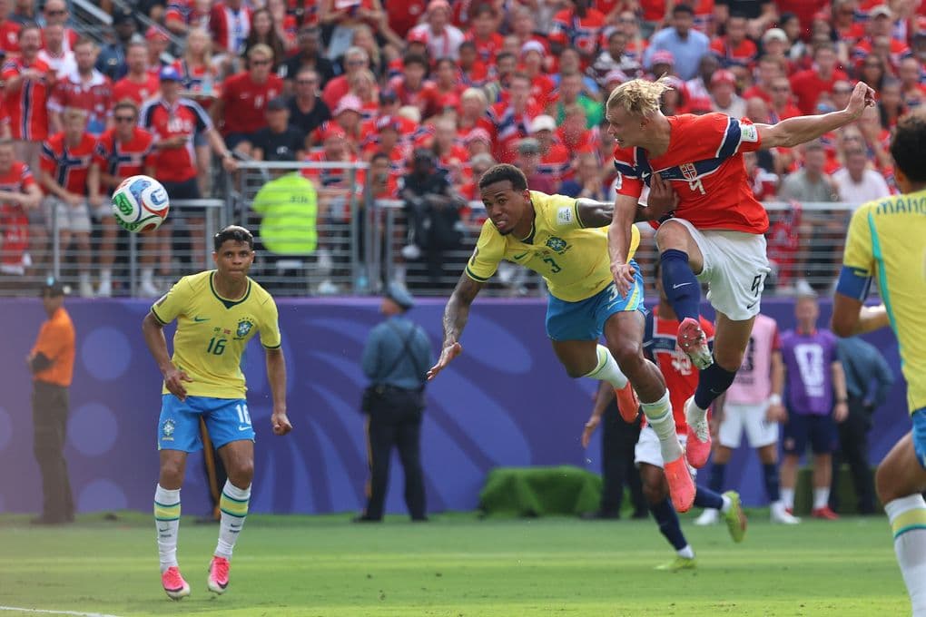 Erling Haaland đánh đầu ghi bàn trong chiến thắng lịch sử của Na Uy trước Brazil tại World Cup 2026.