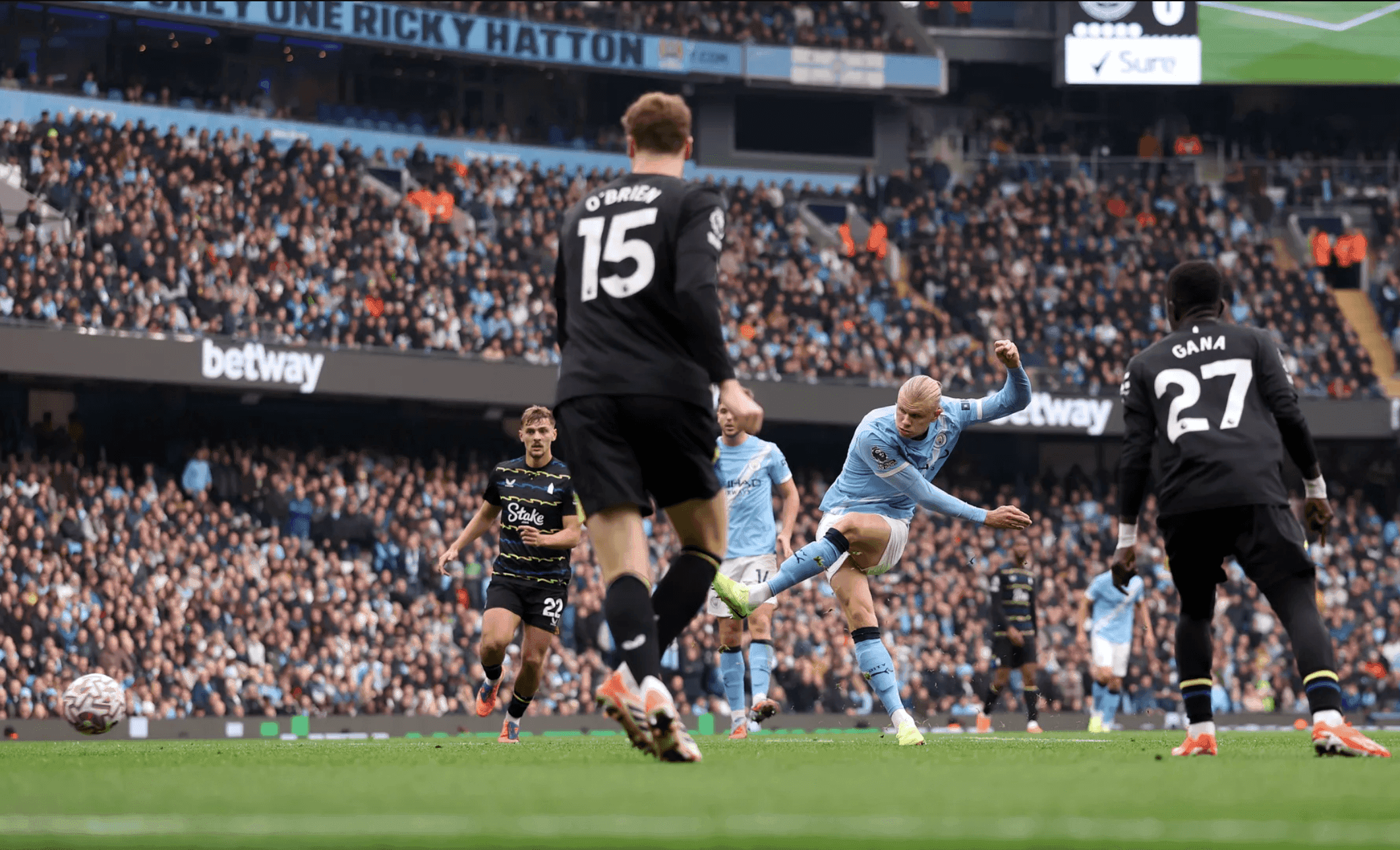 Erling Haaland tung cú sút chìm sấm sét nhân đôi cách biệt cho Man City