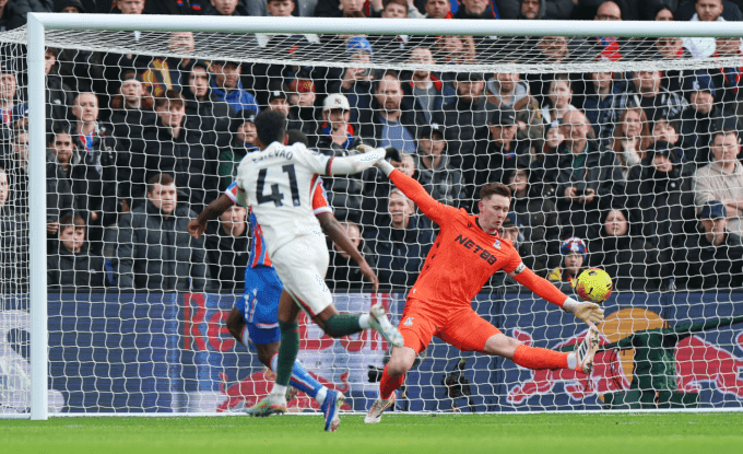 Estevao sút chéo góc mở tỷ số cho Chelsea trong trận đấu với Crystal Palace