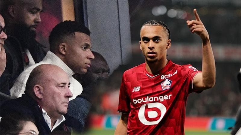 Ethan Mbappé ăn mừng bàn thắng cho Lille, với anh trai Kylian Mbappé theo dõi từ khán đài