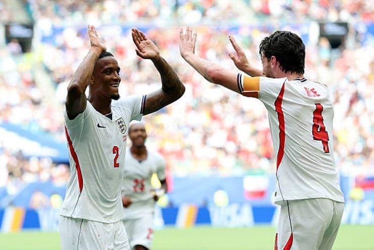 Ezri Konsa và Declan Rice ăn mừng sau khi ghi bàn cho đội tuyển Anh, thể hiện sự bùng nổ tấn công trước hàng phòng ngự lỏng lẻo của Pháp.