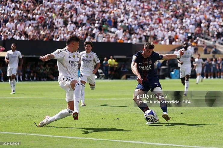 Fabian Ruiz (áo sẫm) trong pha tranh chấp bóng, góp công vào cơn mưa bàn thắng của PSG.