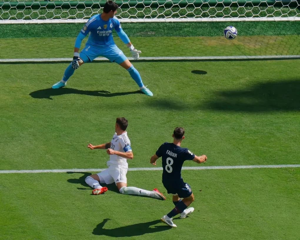 Fabian Ruiz (số 8 của PSG) dứt điểm ghi bàn mở tỷ số vào lưới Real Madrid.