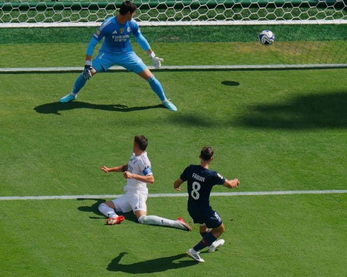 Fabian Ruiz (số 8) của PSG ghi bàn nâng tỷ số lên 3-0 vào lưới Real Madrid.