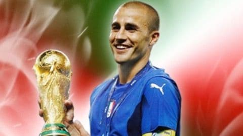 Fabio Cannavaro, đội trưởng đội tuyển Ý, nâng cao cúp vàng World Cup, biểu tượng cho giấc mơ vinh quang của các thế hệ vàng bóng đá.