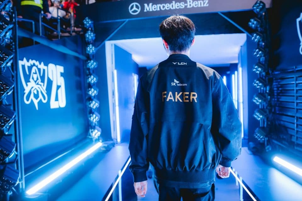 Faker của T1 bước vào sân khấu CKTG, mang trên vai gánh nặng huyền thoại và kỳ vọng.