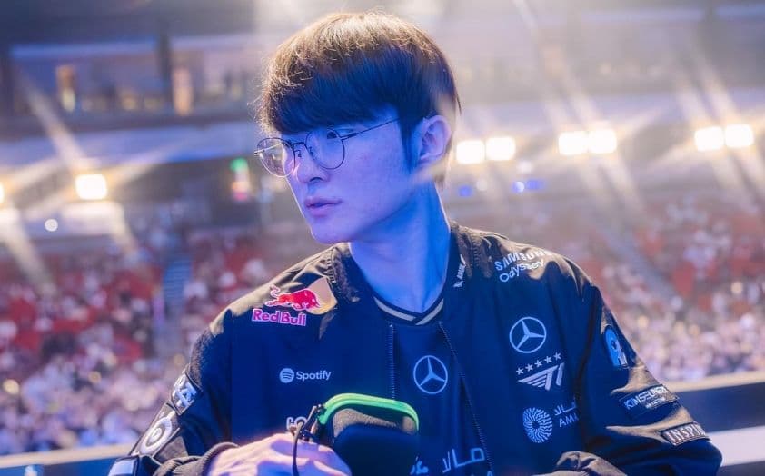 Faker của T1 với vẻ mặt căng thẳng khi đội đối mặt với áp lực bị dẫn trước tại CKTG 2025.