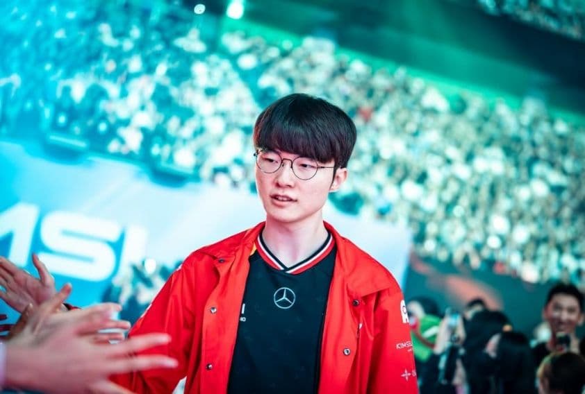 Faker, huyền thoại Liên Minh Huyền Thoại, trong trang phục T1 màu đỏ, chào khán giả tại giải đấu LCK.