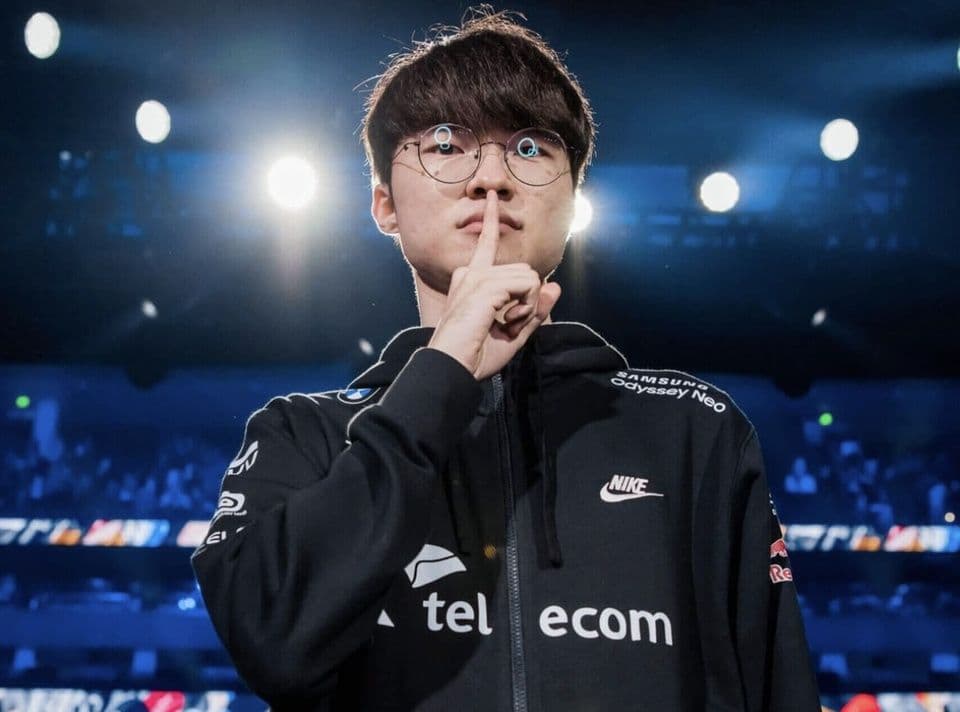 Faker, tuyển thủ huyền thoại của T1, trên sân khấu CKTG 2025 với cử chỉ im lặng