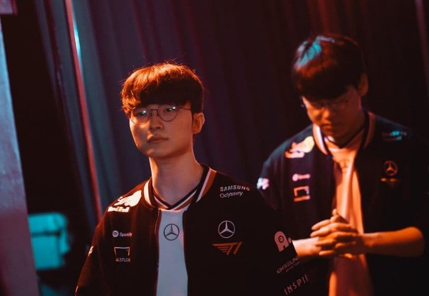 Faker với vẻ mặt tập trung, biểu tượng cho hành trình hơn một thập kỷ chinh phục đỉnh cao Esports.