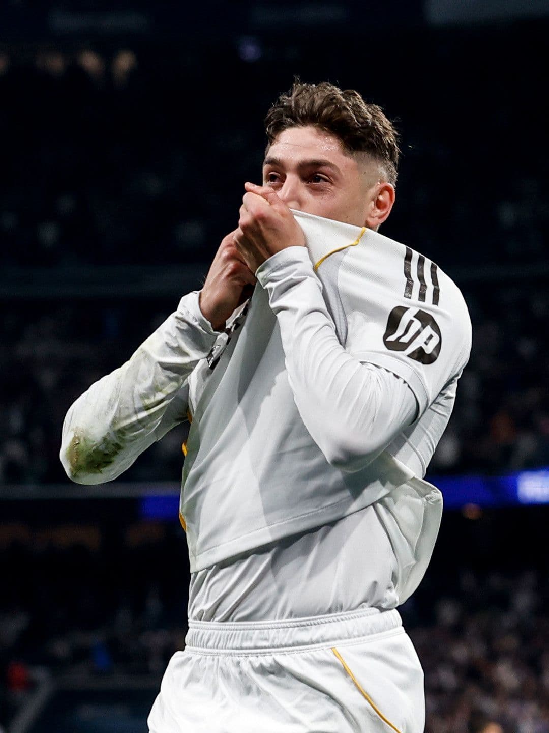Federico Valverde của Real Madrid ăn mừng bàn thắng quan trọng trong trận đấu.