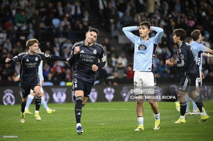 Federico Valverde ăn mừng bàn thắng quyết định giúp Real Madrid thắng nhọc Celta Vigo.
