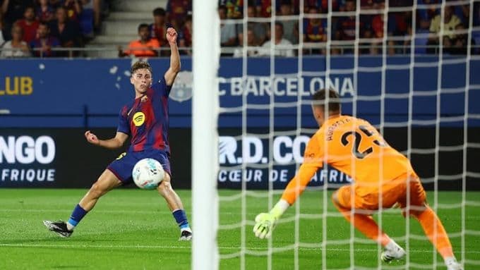 Fermin Lopez ghi bàn mở tỷ số cho Barcelona trong trận thắng Valencia 6-0.