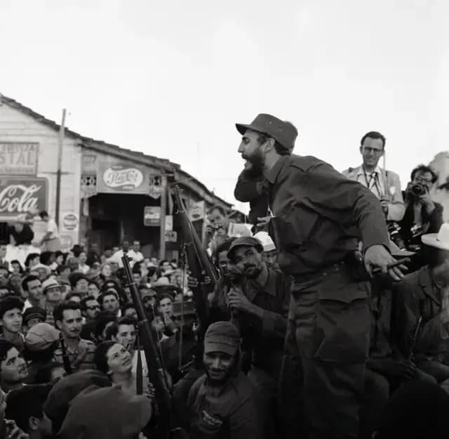 Fidel Castro dẫn đầu cuộc hành quân về Havana năm 1959, biểu tượng di sản cách mạng Cuba mà Díaz-Canel thừa kế.