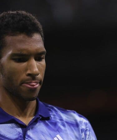 Félix Auger-Aliassime trên sân đấu, đối thủ của Alexander Zverev.