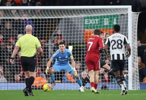 Florian Wirtz ghi bàn thắng thứ ba cho Liverpool, củng cố lợi thế dẫn trước.