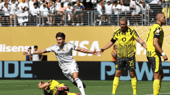 Fran Garcia ăn mừng bàn thắng nâng tỷ số lên 2-0 cho Real Madrid.