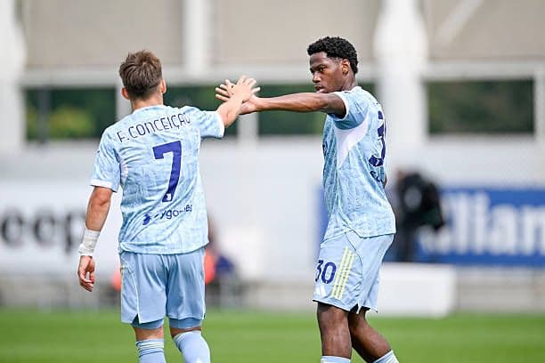 Francisco Conceição và đồng đội Juventus ăn mừng bàn thắng trong trận giao hữu.