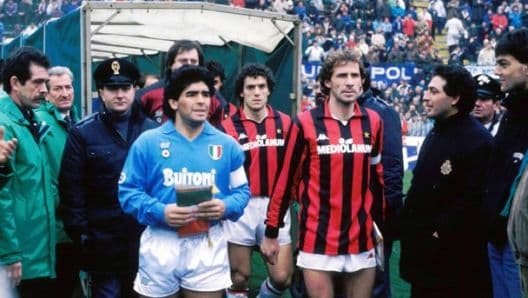 Franco Baresi trên sân cỏ, hình ảnh gắn liền với chiếc áo số 6 huyền thoại của AC Milan.