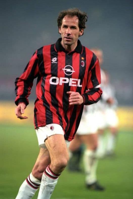 Franco Baresi trong màu áo AC Milan thời trẻ, thể hiện sự quyết tâm của một cầu thủ bị đánh giá thấp.