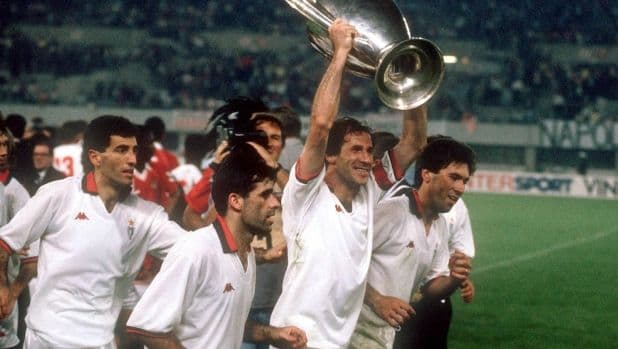 Franco Baresi và đồng đội ăn mừng cúp vô địch, minh chứng cho sự kiên cường và lòng trung thành vượt qua mọi thăng trầm.