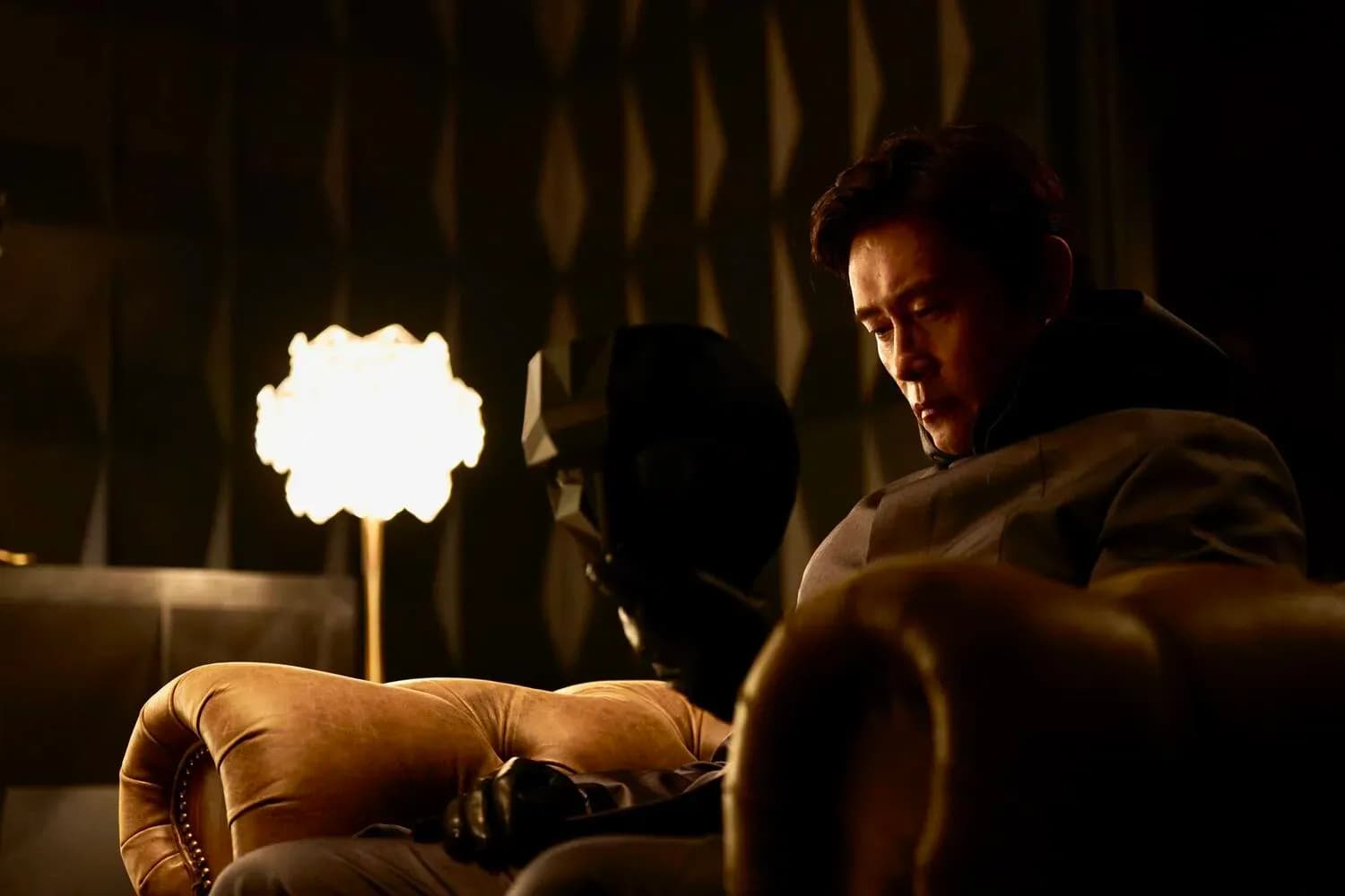 Front Man bí ẩn của Trò Chơi Con Mực 3 trong bối cảnh tối tăm, thể hiện sự tàn bạo và bí ẩn của hệ thống.