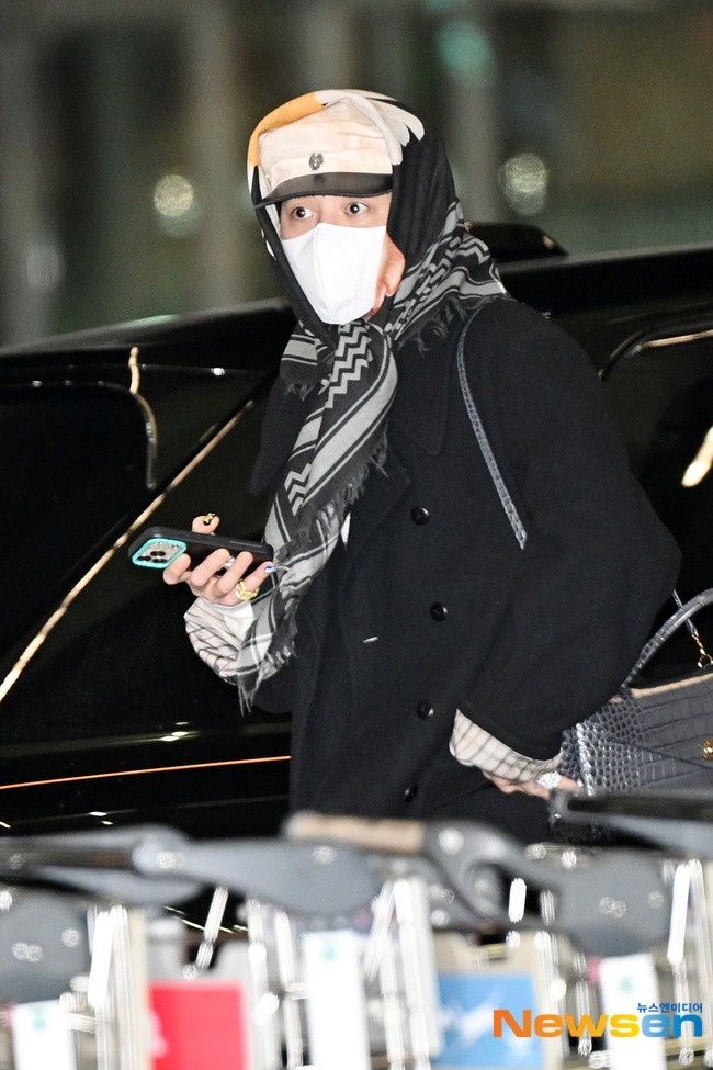 G-Dragon di chuyển tại sân bay Incheon làm thủ tục bay sang Việt Nam