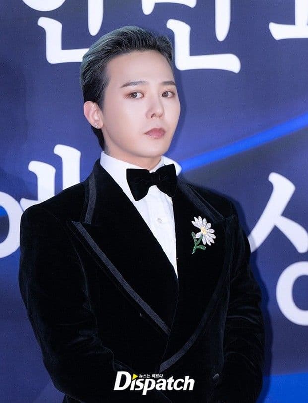 G-Dragon trong bộ vest đen lịch lãm, thể hiện hình ảnh một biểu tượng toàn cầu.