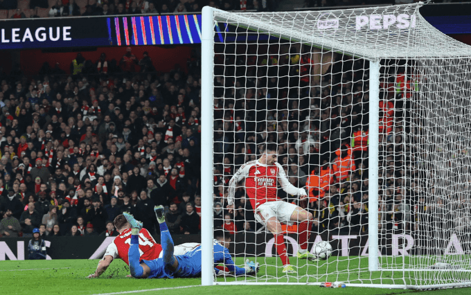 Gabriel Martinelli của Arsenal ghi bàn vào lưới trống, góp phần vào chiến thắng áp đảo trước Kairat.