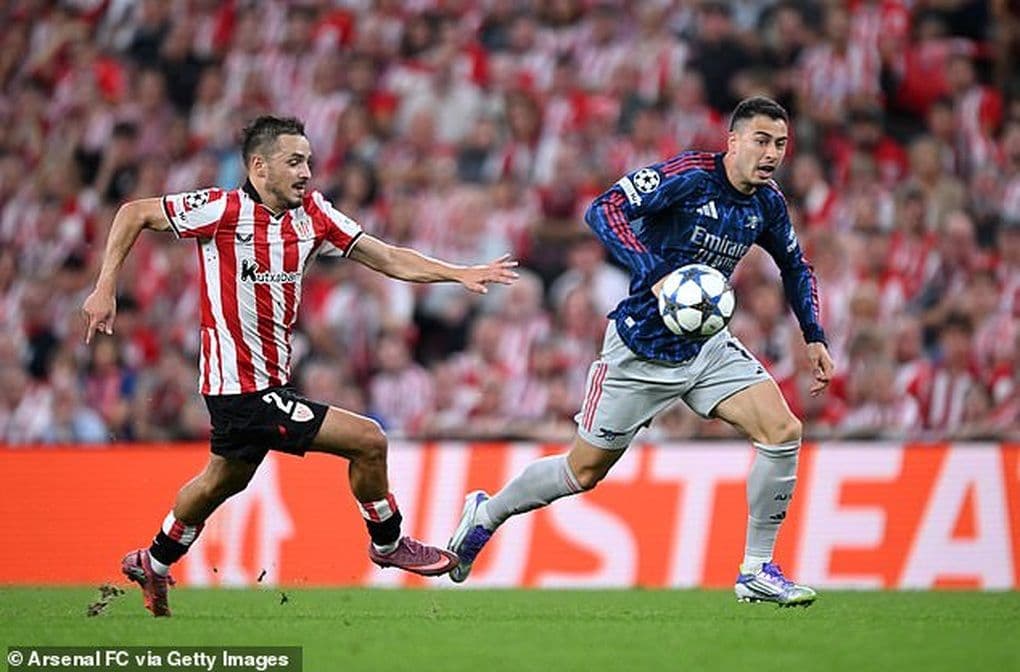 Gabriel Martinelli trong pha tranh chấp bóng với cầu thủ Athletic Bilbao, thể hiện bản lĩnh của Arsenal trước các đội bóng Tây Ban Nha.