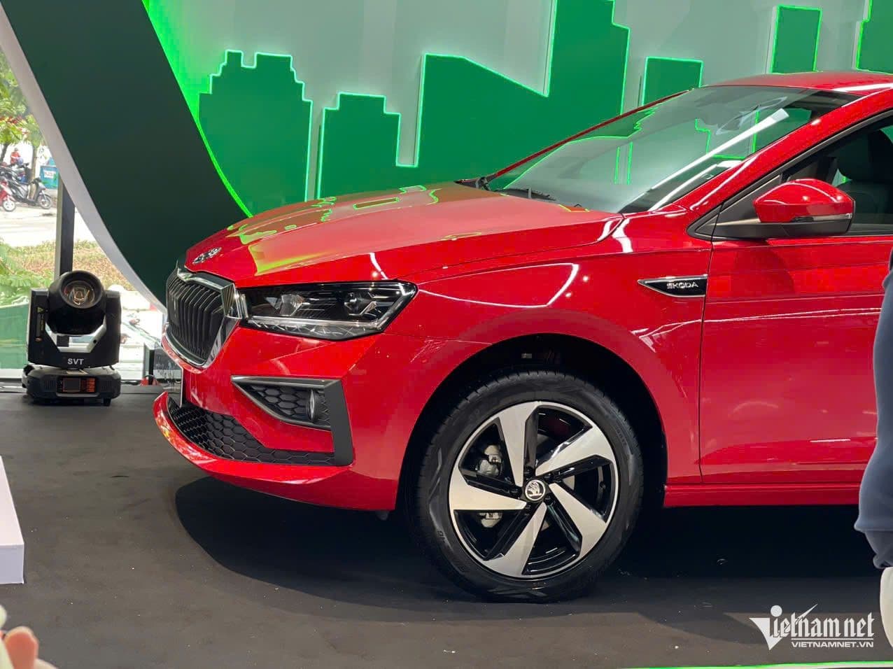 Góc cận cảnh phần đầu xe Skoda Slavia màu đỏ, thể hiện thiết kế nam tính và chi tiết đèn pha.