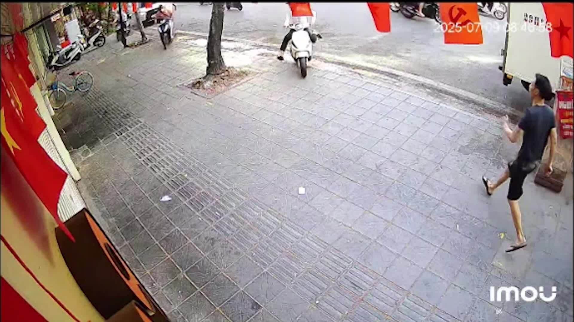 Góc nhìn từ camera an ninh trên phố Trần Đại Nghĩa, nơi xảy ra vụ tai nạn liên hoàn.