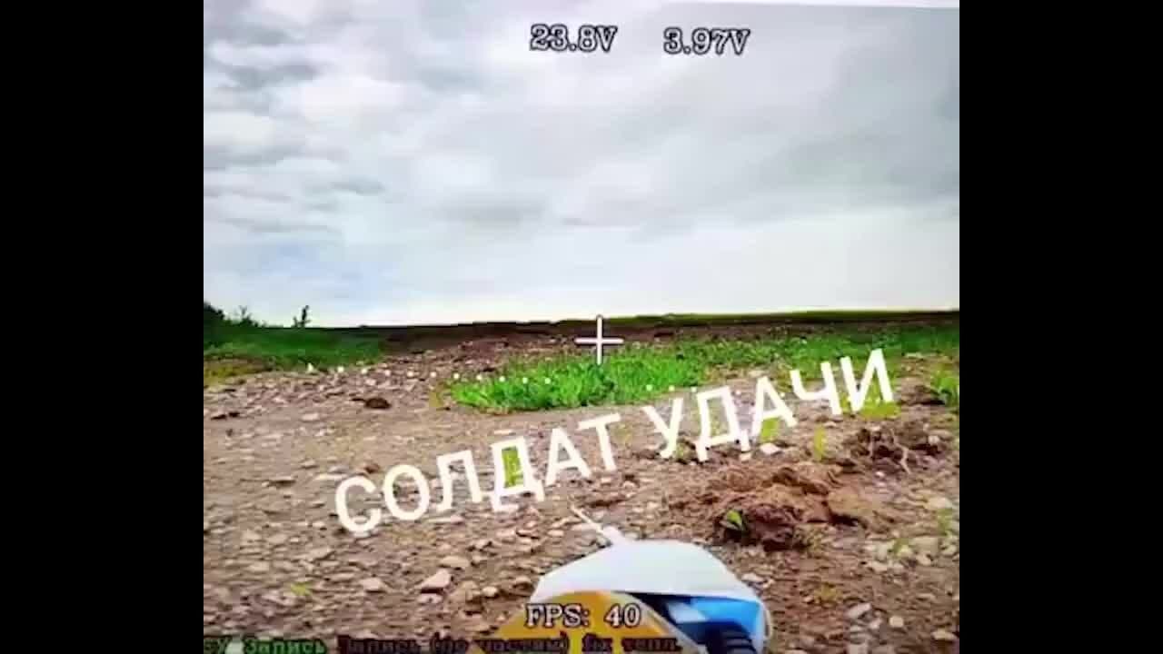 Góc nhìn từ drone FPV cáp quang Nga đang săn lùng mục tiêu ở Ukraine, minh họa chiến thuật phục kích 'ngủ đông'.