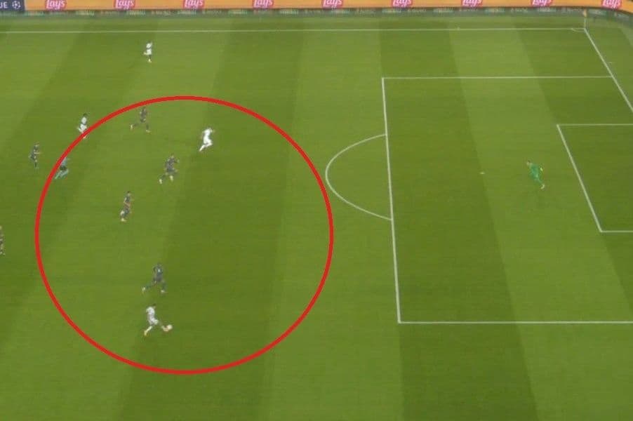 Góc nhìn từ trên cao trận đấu Champions League, minh họa tầm quan trọng của chiến thuật trong cuộc đua đường dài.