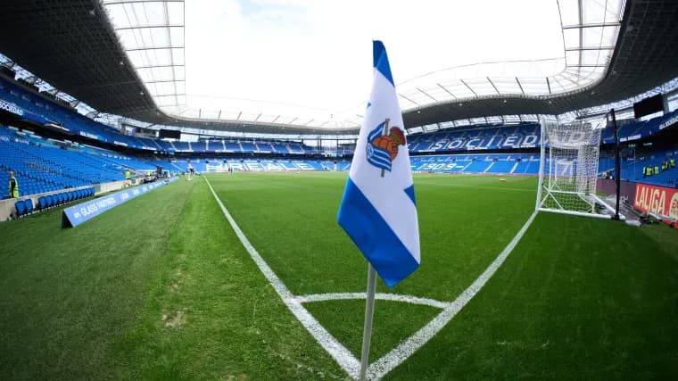 Góc sân Reale Arena với lá cờ Real Sociedad, biểu tượng cho lợi thế sân nhà của đội bóng.