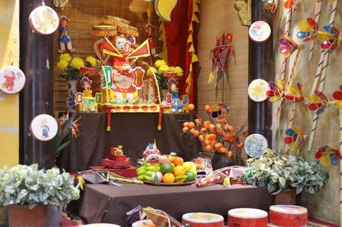 Góc trưng bày đồ chơi và mâm cỗ truyền thống trong lễ hội Trung thu tại Bảo tàng Dân tộc học.