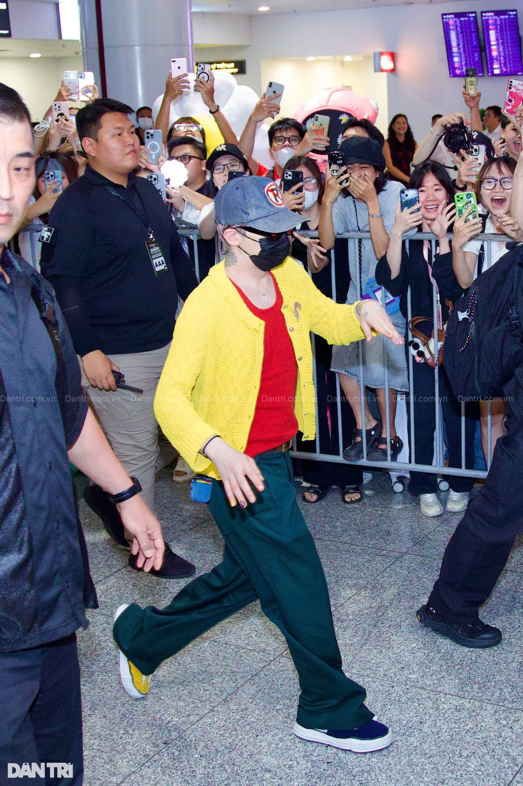 G‑Dragon có mặt tại Hà Nội, rừng fan mang hoa cúc đón chào như mở hội - 1