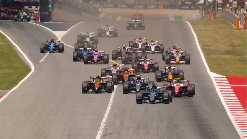George Russell dẫn đầu Lewis Hamilton tại vạch xuất phát, minh họa áp lực và chiến lược trong F1.