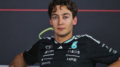 George Russell tại buổi họp báo, tượng trưng cho những tiếng nói hậu trường và cuộc chiến pháp lý trong F1.