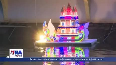 Ghe Cà Hâu và đèn nước lung linh trên sông trong Lễ hội Ok Om Bok