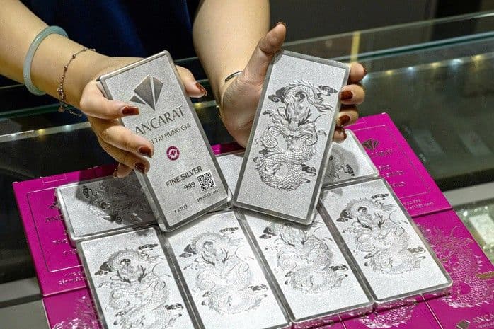 Giá bạc trong nước về mức thấp nhất trong năm 2026 - xóa sạch thành quả tăng từ đầu năm