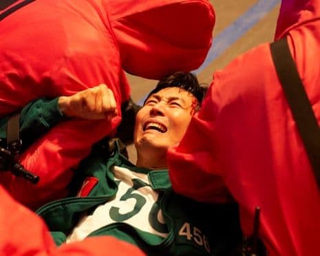 Gi-hun (Lee Jung-jae) trong bộ đồ xanh lá cây, biểu tượng của series gốc Squid Game.