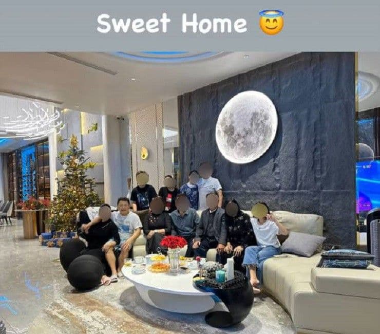 Gia đình đa thế hệ của Shark Bình và Phương Oanh sum vầy trong phòng khách biệt thự.