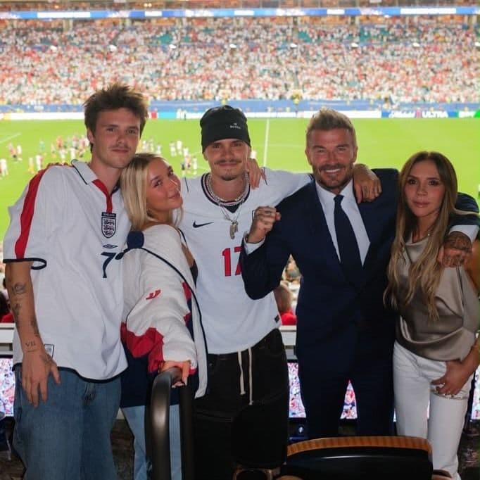 Gia đình Beckham hạnh phúc bên nhau trên khán đài sân vận động, biểu tượng cho tình yêu và sự thấu hiểu vượt lên định kiến.