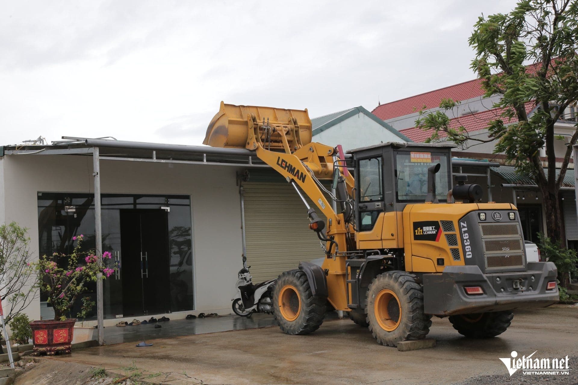Gia đình dùng máy xúc chèn mái nhà để chống tốc mái trong bão số 10
