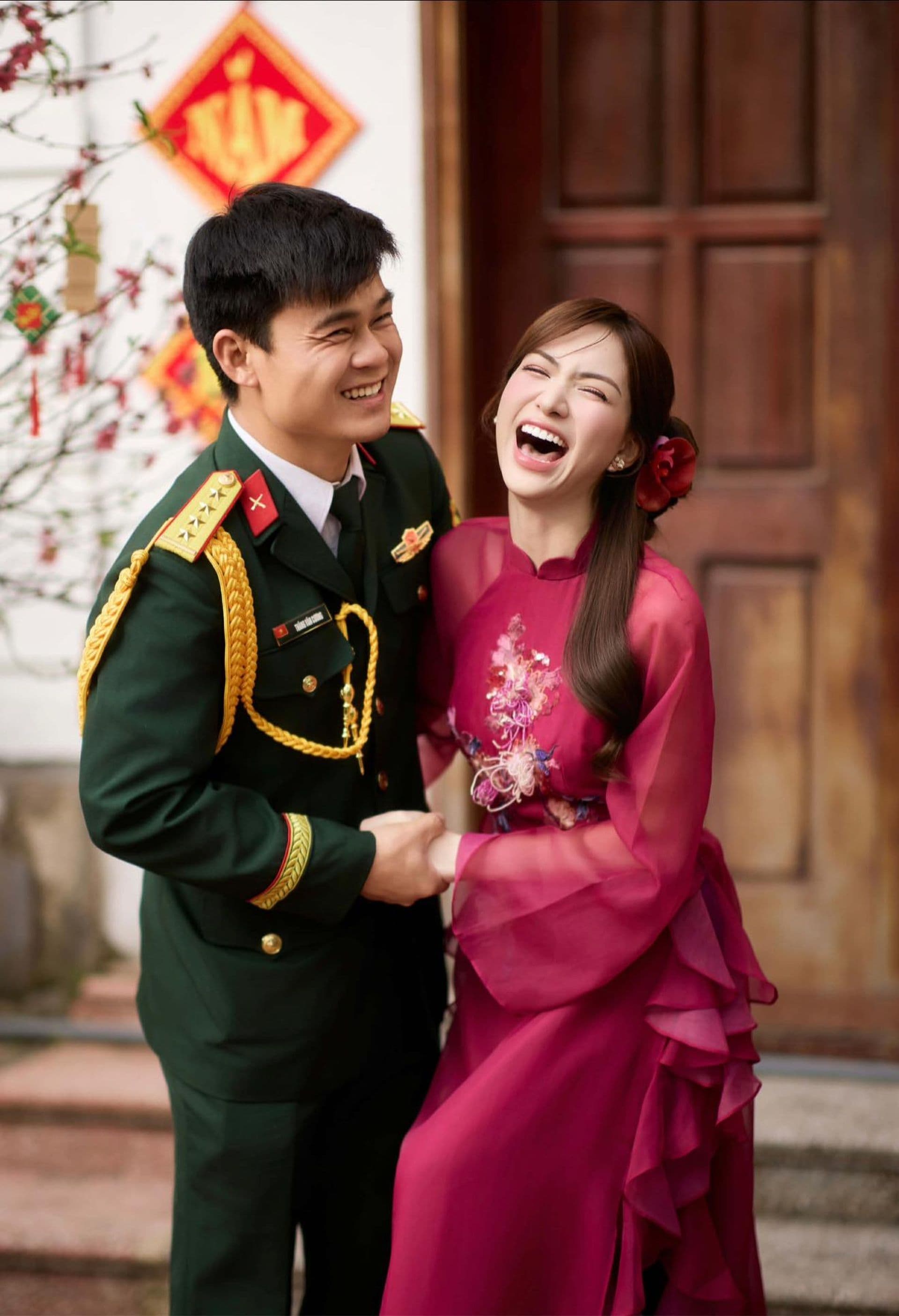 Gia đình Hòa Minzy, bé Bo và Văn Cương quây quần hạnh phúc, lan tỏa sự bình yên và niềm vui.